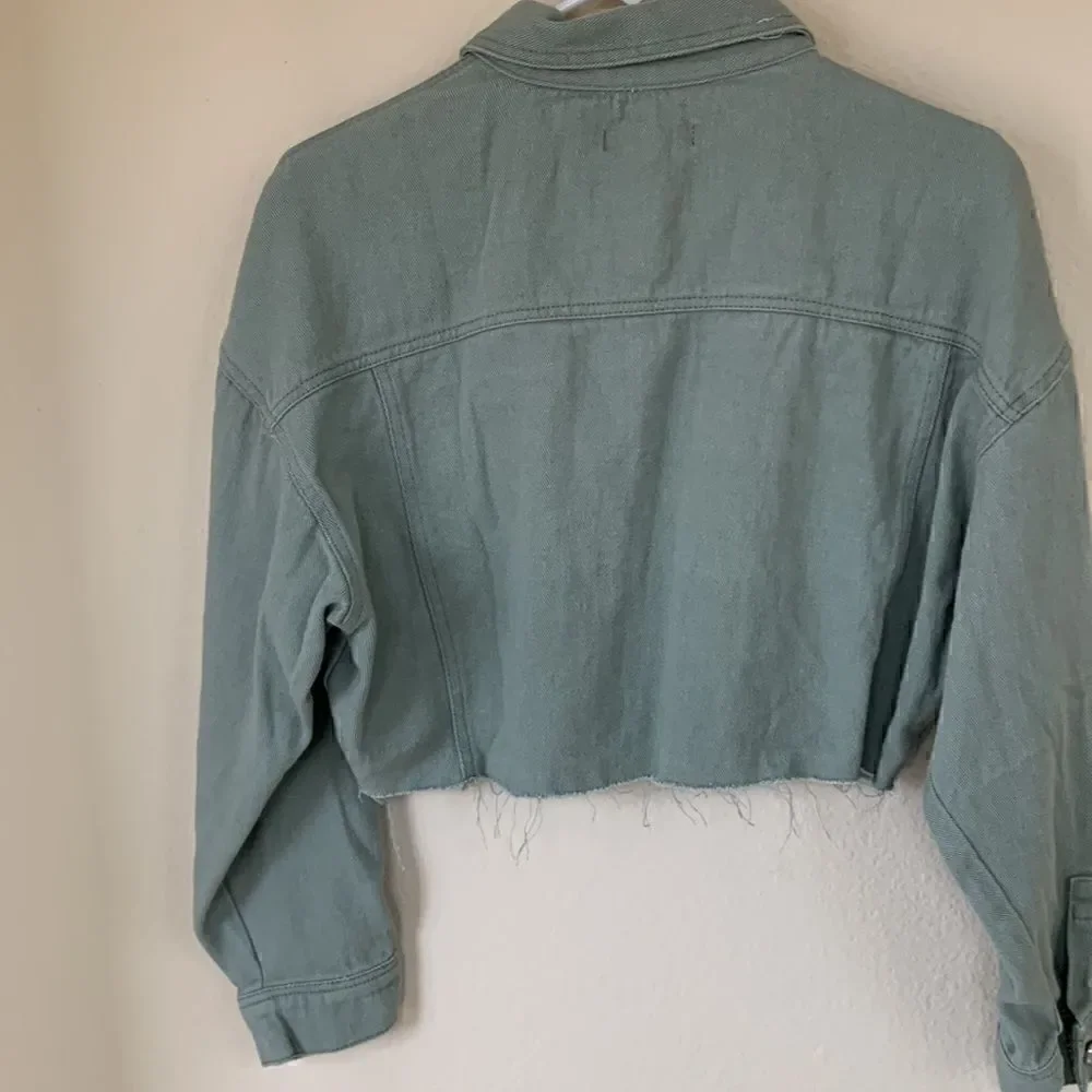 NWT Green jean jacket Miss guided cropped raw edge size small‎